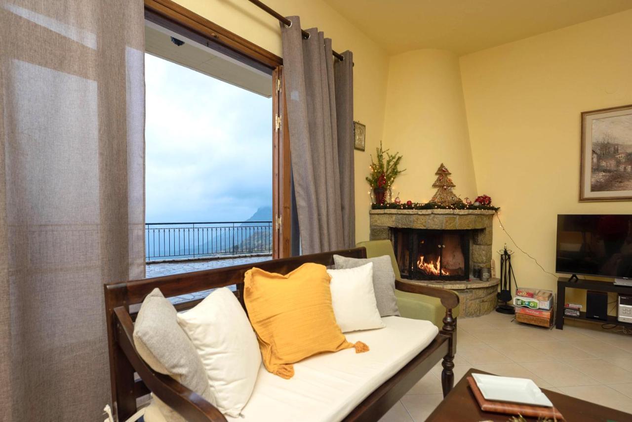 Meli Apartments Arachova Eksteriør billede